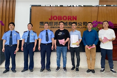 南安市水頭鎮(zhèn)市場監(jiān)督管理所所長黃彬輝一行蒞臨巨邦機械走訪調(diào)研